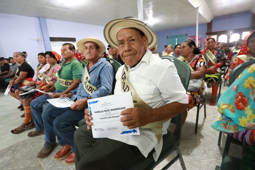 Mides gradúa en Chepo a 65 personas del programa de Alfabetización