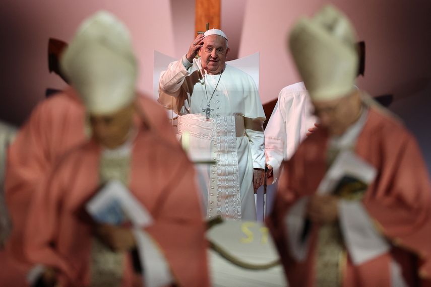 El papa Francisco condenó de nuevo el domingo "la crueldad" de los bombardeos israelíes en Gaza, tras haberlo hecho el sábado y a pesar de las críticas de la diplomacia de Israel, que lo acusó de usar un "doble rasero". El papa Francisco condenó de nuevo el domingo "la crueldad" de los bombardeos israelíes en Gaza, tras haberlo hecho el sábado y a pesar de las críticas de la diplomacia de Israel, que lo acusó de usar un "doble rasero".