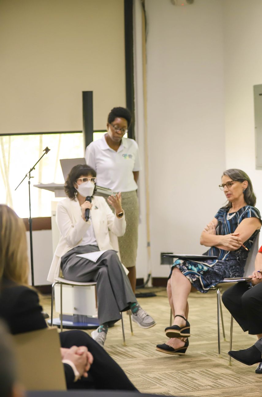 El simposio se realizó a través de mesas temáticas, en donde se reunió a importantes científicos y líderes educativos para crear un espacio de trabajo en común y, en consenso, tomar la agenda actual de investigación educativa y ponerla al día con las prioridades pospandemia.