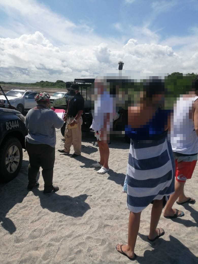 Personas en la playa y en peleas de gallo, reporta la Policía este domingo