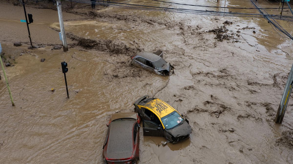 Las autoridades de Chile informaron este jueves que, en medio de las fuertes lluvias que afectan la zona centro-sur del país, se produjo un aluvión en una zona precordillerana en el este de la capital chilena, que arrastró vehículos y buses en las empinadas calles de ese sector de la ciudad. Las autoridades de Chile informaron este jueves que, en medio de las fuertes lluvias que afectan la zona centro-sur del país, se produjo un aluvión en una zona precordillerana en el este de la capital chilena, que arrastró vehículos y buses en las empinadas calles de ese sector de la ciudad.