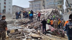 Al menos un muerto y decenas de heridos en réplica de sismo en Turquía