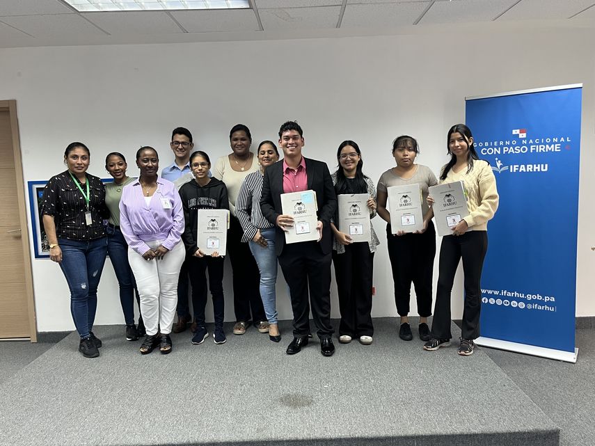 IFARHU entrega becas atrasadas del convenio MINSA–IFARHU y de Concurso de Oratoria