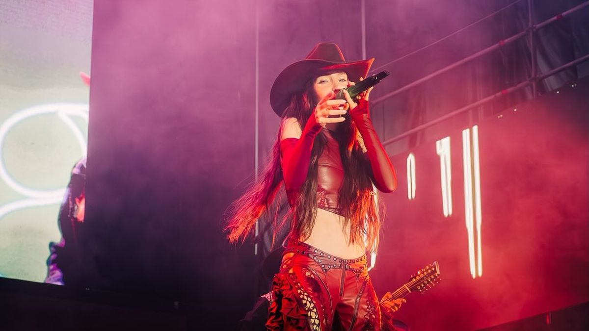 La cantante Belinda y el grupo mexicano Los Ángeles Azules lanzaron este viernes ‘Por ella’, un tema que fusiona la cumbia y el pop y se consolida como el segundo sencillo del álbum oficial del Mundial 2026, el cual tendrá su inauguración el próximo 11 de junio en Ciudad de México. La cantante Belinda y el grupo mexicano Los Ángeles Azules lanzaron este viernes ‘Por ella’, un tema que fusiona la cumbia y el pop y se consolida como el segundo sencillo del álbum oficial del Mundial 2026, el cual tendrá su inauguración el próximo 11 de junio en Ciudad de México.