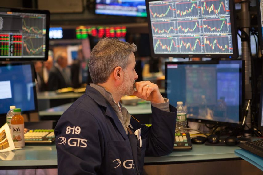 Wall Street cierra en alza con persistencia del efecto Trump