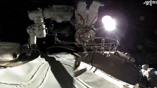 Astronautas de China hacen nueva caminata espacial