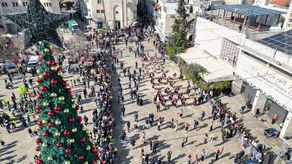 Al compás de tambores y bajo un cielo rutilante, jóvenes palestinos desfilaron este miércoles en las calles de Belén, para dar inicio a la primera Navidad festiva después de dos años ensombrecidos por la guerra de Gaza.