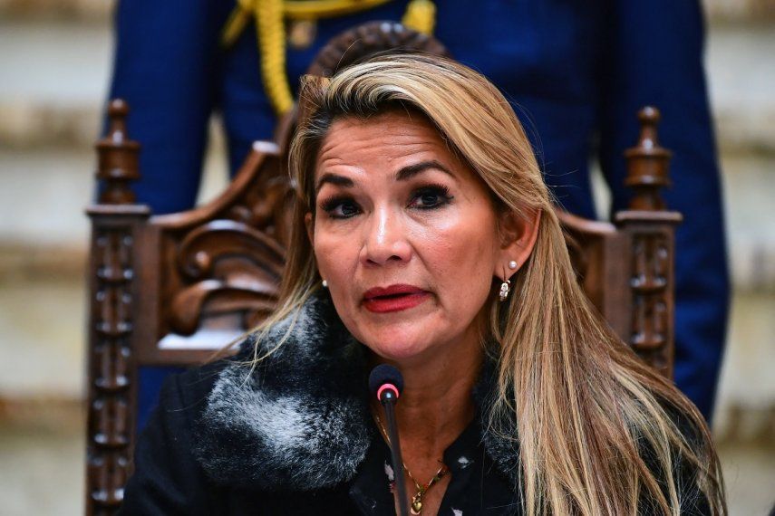 Expresidenta de Bolivia atenta contra su vida 