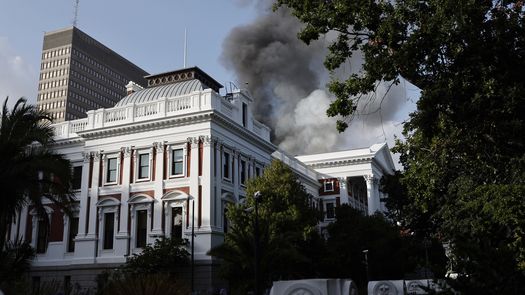 Un incendio destruye la totalidad de la Asamblea Nacional sudafricana