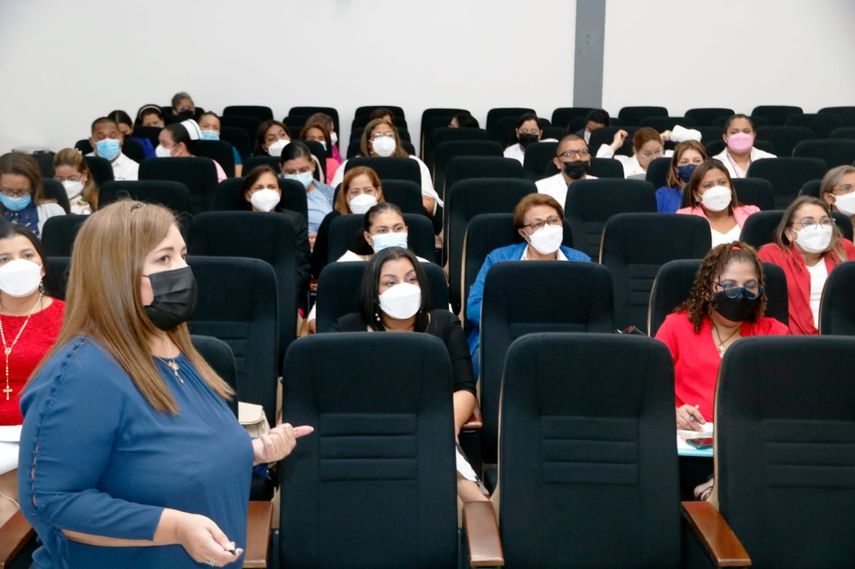 El Ministerio de Salud (MINSA) en coordinación con el Programa Ampliado e Inmunización (PAI) y la Caja de Seguro Social realizaron una capacitación a coordinadores a nivel nacional de estas instituciones para el uso y manejo de la nueva vacuna de Pfizer que está por llegar a Panamá y que va dirigida para infantes de 6 meses a 4 años.