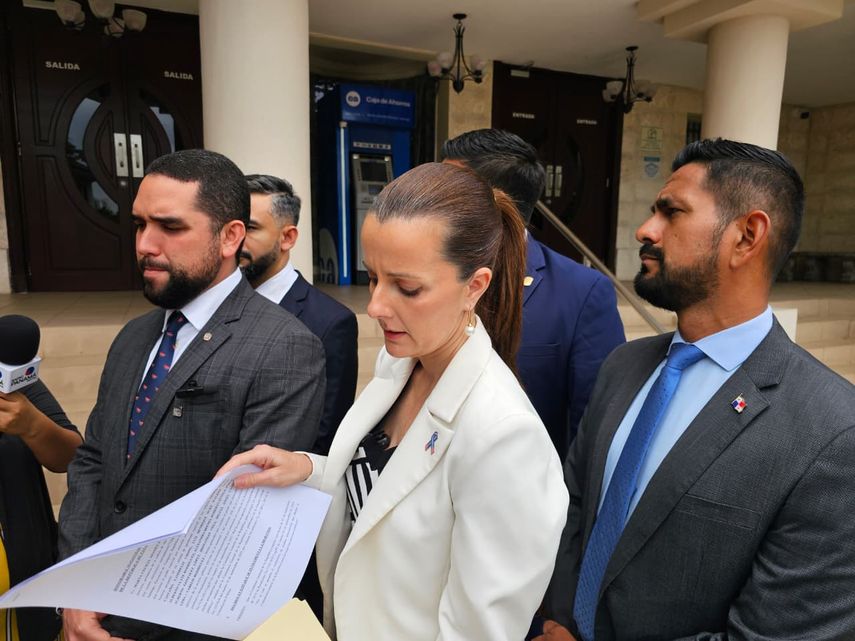 Diputados de Vamos demandan decreto que da "súper poderes" al contralor Diputados de Vamos demandan decreto que da "súper poderes" al contralor