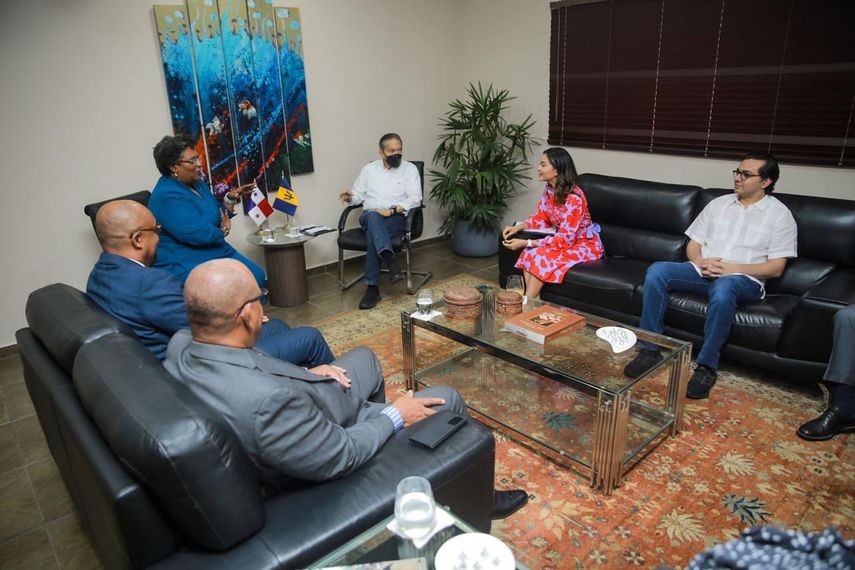 Cortizo y Mottley se reunieron en el salón diplomático del Aeropuerto Marcos A. Gelabert, situado en la Ciudad de Panamá. Cortizo y Mottley se reunieron en el salón diplomático del Aeropuerto Marcos A. Gelabert, situado en la Ciudad de Panamá.