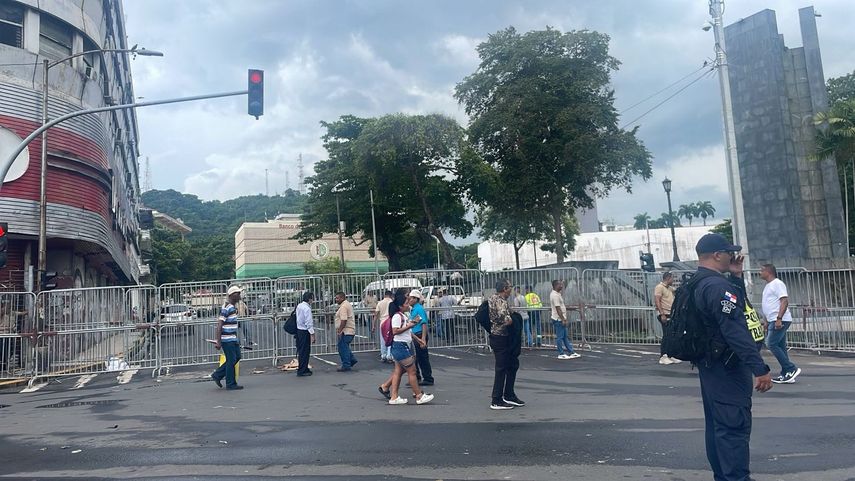 Vallas metálicas regresan a la Asamblea Nacional sin una petición del legislativo