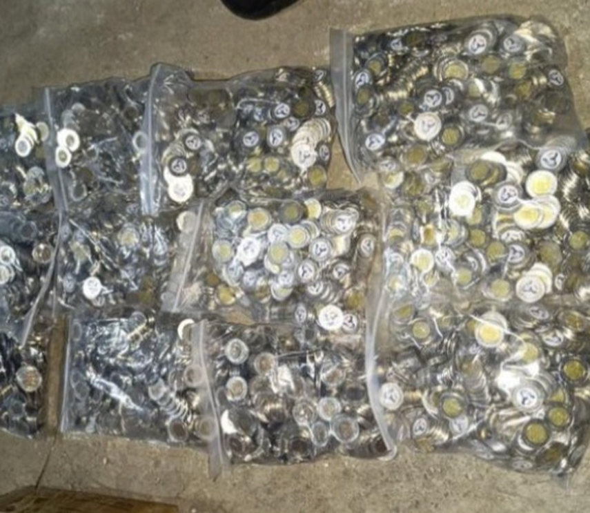 Autoridades de Panamá decomisan monedas falsas equivalentes a un dólar procedente de China. Autoridades de Panamá decomisan monedas falsas equivalentes a un dólar procedente de China.