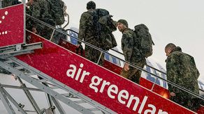 Personal militar de las Fuerzas Armadas Alemanas, aborda un vuelo hacia Groenlandia, tras amenazas de Trump. AFP
