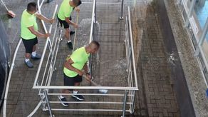 El recinto de Paso Canoas donde funcionan los servicios de la Autoridad de Aduanas, Turismo y Migración fue limpiado y desinfectado por personal de diferentes instituciones, incluyendo el Senafront.