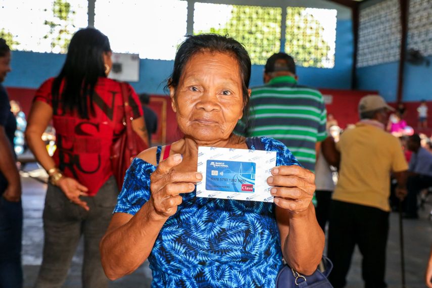 El Ministerio de Desarrollo Social (MIDES), en colaboración con el Banco Nacional, dio inicio este lunes 27 de enero al proceso de renovación de las Tarjetas Clave Social (TCS) para los beneficiarios de los programas de Transferencias Monetarias Condicionadas. El Ministerio de Desarrollo Social (MIDES), en colaboración con el Banco Nacional, dio inicio este lunes 27 de enero al proceso de renovación de las Tarjetas Clave Social (TCS) para los beneficiarios de los programas de Transferencias Monetarias Condicionadas.