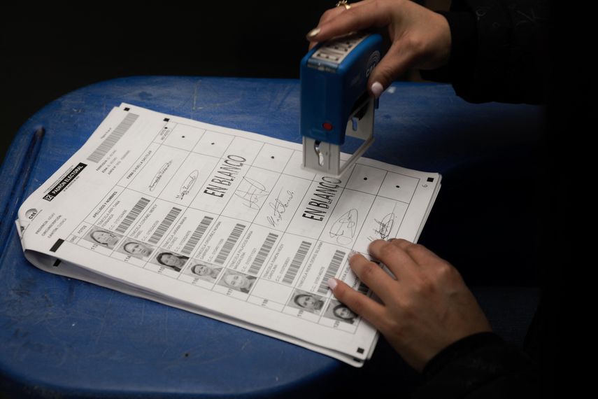 Ecuador a segunda vuelta entre izquierdista González y Noboa