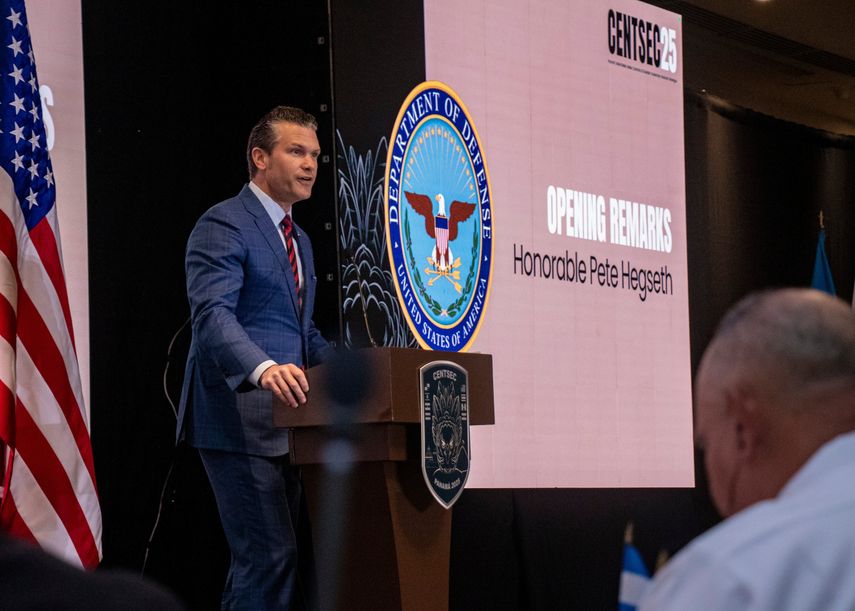 El secretario de Defensa de EE.UU., Pete Hegseth, afirmó este miércoles ante jefes militares de Centroamérica que China representa una "amenaza para la paz" regional que hay que enfrentar mediante una "disuasión robusta y vigorosa" para evitar una "guerra". El secretario de Defensa de EE.UU., Pete Hegseth, afirmó este miércoles ante jefes militares de Centroamérica que China representa una "amenaza para la paz" regional que hay que enfrentar mediante una "disuasión robusta y vigorosa" para evitar una "guerra".