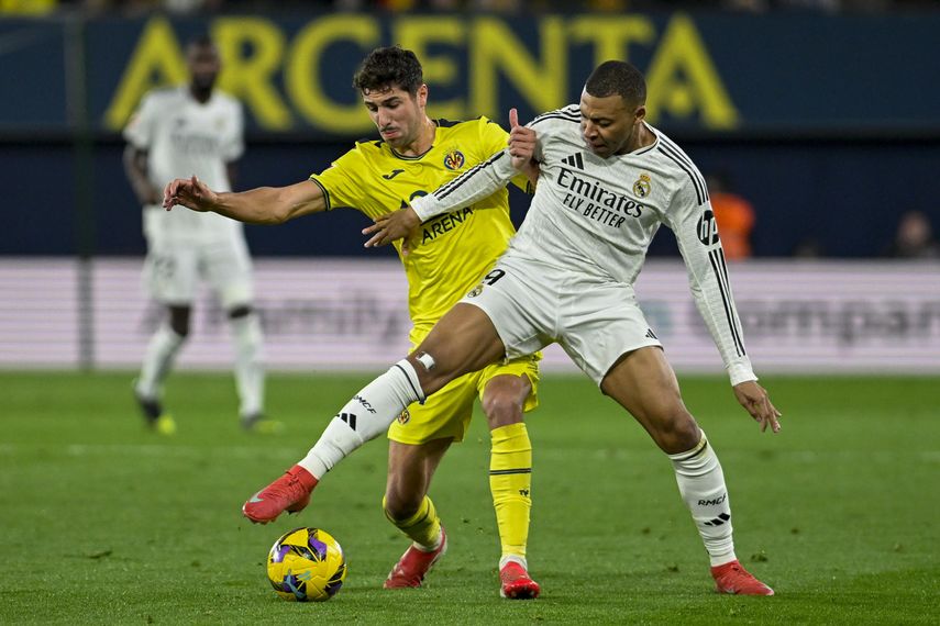 El delantero francés del Real Madrid, Kylian Mbappé (d), pelea un balón con Santo Comesaña, del Villarreal. El delantero francés del Real Madrid, Kylian Mbappé (d), pelea un balón con Santo Comesaña, del Villarreal.