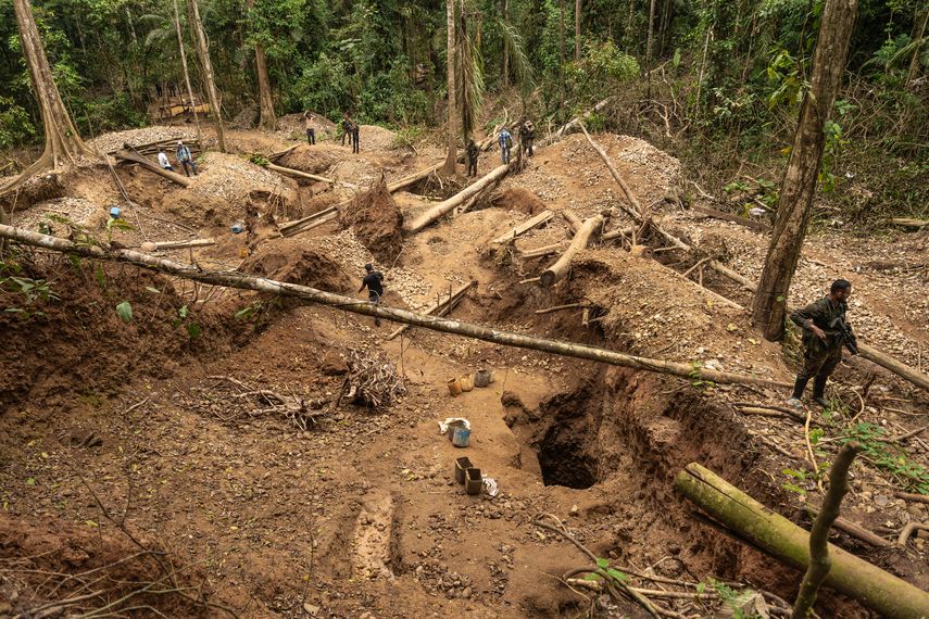 Desmantelan red de minería ilegal en selva del Darién e incautan frascos con oro