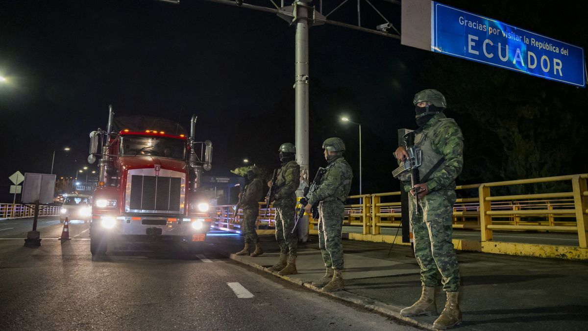 Ecuador elevará del 30% al 50% el arancel a las importaciones provenientes de Colombia por considerar que Bogotá no ha implementado medidas concretas y efectivas para combatir el crimen organizado en la frontera común, informó el jueves el Ministerio de Producción y Comercio Exterior. Ecuador elevará del 30% al 50% el arancel a las importaciones provenientes de Colombia por considerar que Bogotá no ha implementado medidas concretas y efectivas para combatir el crimen organizado en la frontera común, informó el jueves el Ministerio de Producción y Comercio Exterior.