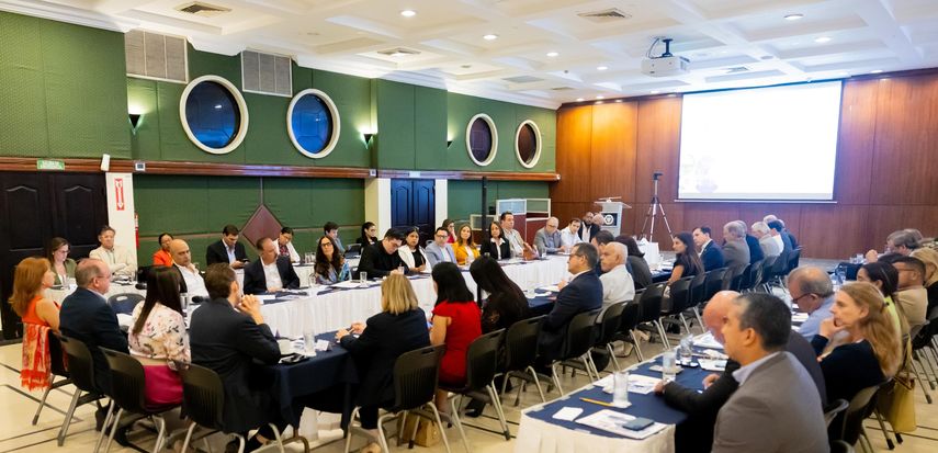 Miembros de la Cámara de Comercio se reunieron con autoridades del Mitradel. Miembros de la Cámara de Comercio se reunieron con autoridades del Mitradel.