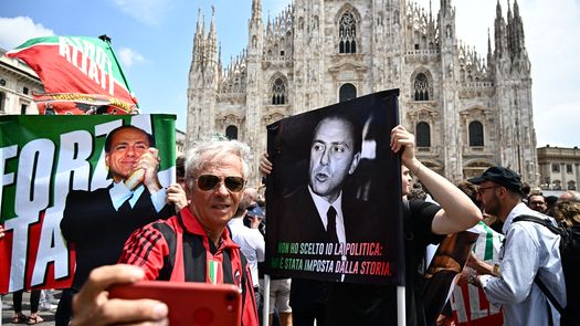 Admiradores de Silvio Berlusconi se congregan en Milán para el funeral de Estado