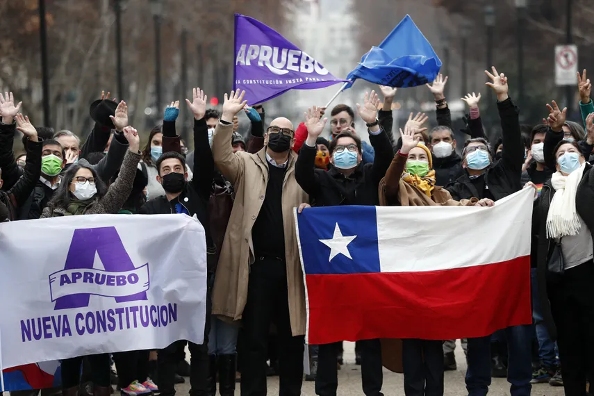 Partidarios y detractores de la propuesta de nueva Constitución en Chile se enfrentaron este domingo en el centro de Santiago tras coincidir dos marchas opuestas.