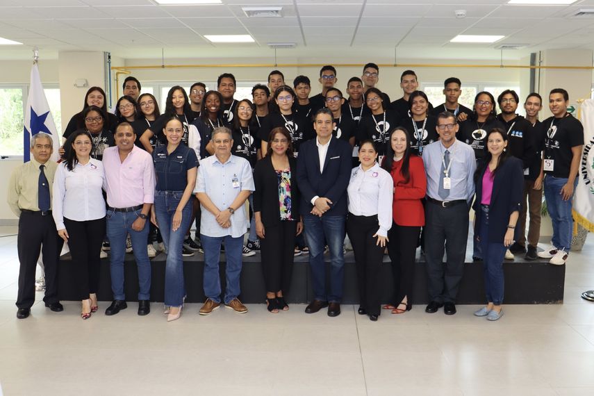 Esta iniciativa busca inspirar y empoderar a jóvenes estudiantes de secundaria para formar a futuros líderes que enfrenten el desafío de la ingeniería. Esta iniciativa busca inspirar y empoderar a jóvenes estudiantes de secundaria para formar a futuros líderes que enfrenten el desafío de la ingeniería.