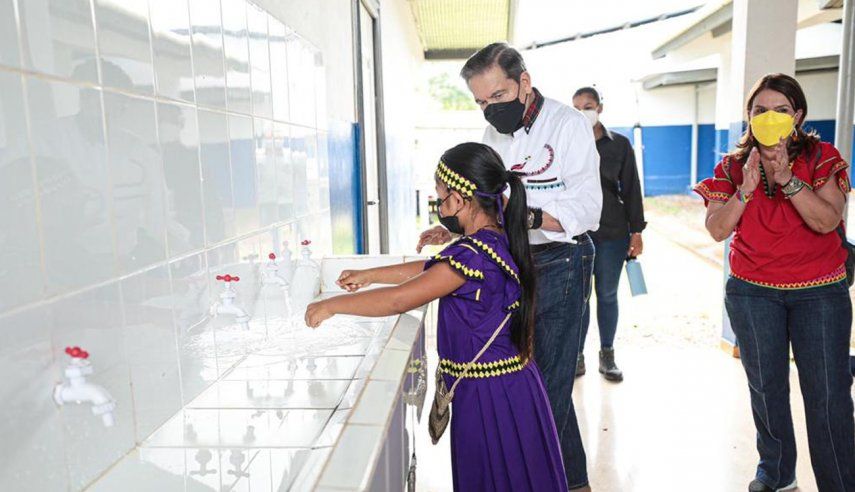 Presidente Nito Cortizo en la comarca Ngäbe Buglé.