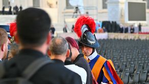Abre la plaza del Vaticano a los fieles para asistir al funeral del papa Francisco