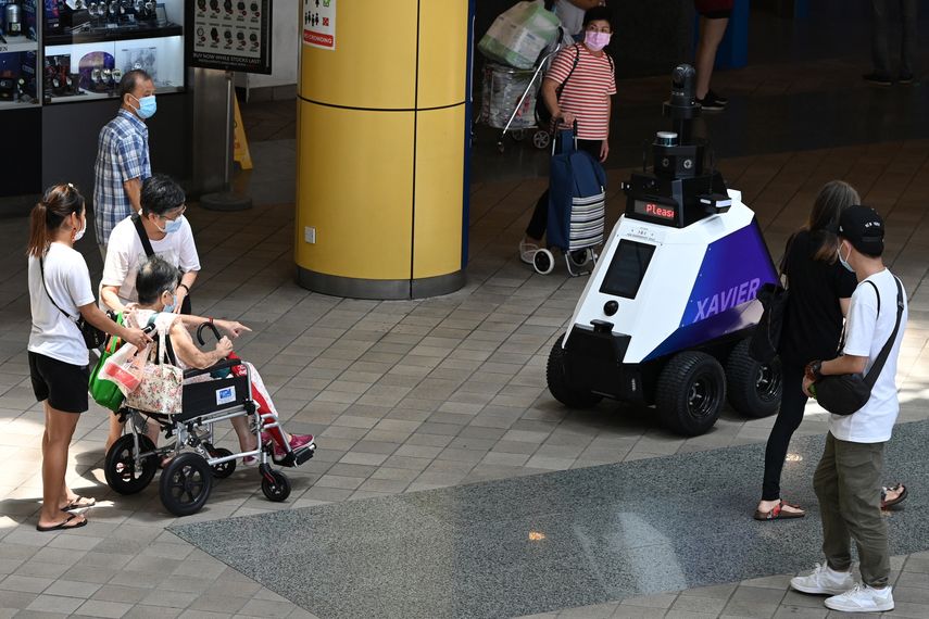 Robots patrulleros despiertan temores en Singapur