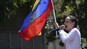 ¡Nunca hemos estado tan fuertes!: Machado reaparece en marcha opositora en Venezuela