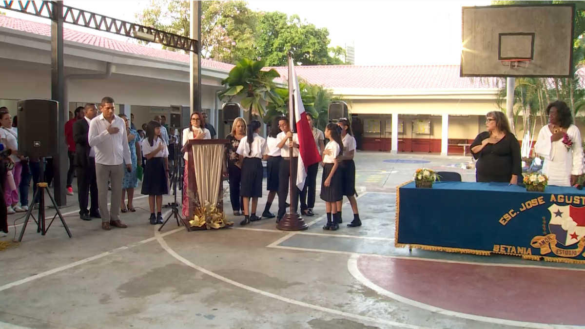 Estudiantes, docentes y padres de familia participaron del acto cívico. Estudiantes, docentes y padres de familia participaron del acto cívico.