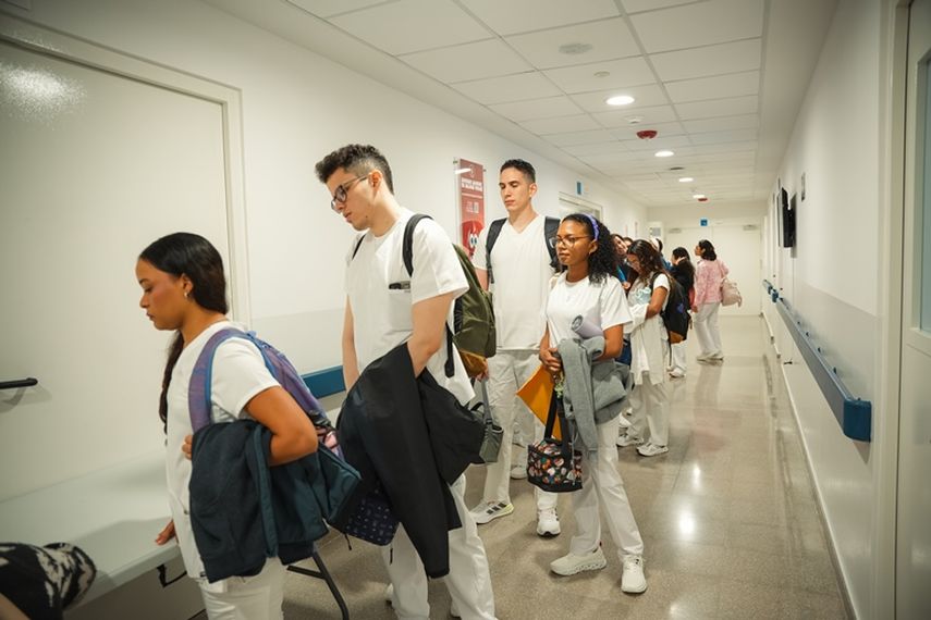 En un evento histórico para la medicina panameña, 116 médicos internos han comenzado su proceso de formación en la Ciudad de la Salud, un hospital de alta complejidad equipado con tecnología de última generación. En un evento histórico para la medicina panameña, 116 médicos internos han comenzado su proceso de formación en la Ciudad de la Salud, un hospital de alta complejidad equipado con tecnología de última generación. 