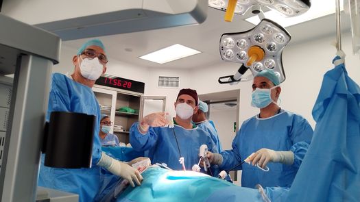 Ciudad de la Salud realiza por primera vez un trasplante renal de donante vivo