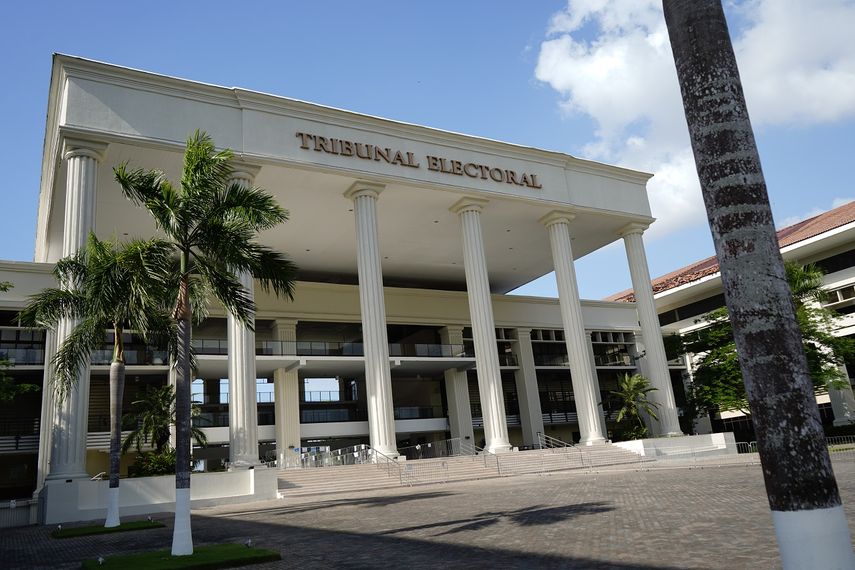 Representantes de la Cámara de Comercio, Industrias y Agricultura de Panamá agradecieron al Tribunal Electoral por la organización del tercer debate presidencial. Representantes de la Cámara de Comercio, Industrias y Agricultura de Panamá agradecieron al Tribunal Electoral por la organización del tercer debate presidencial.