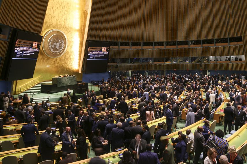 El secretario general de la ONU, Antonio Guterres, lamentó este martes, en el arranque del 80 periodo de sesiones de la Asamblea General, que los principios sobre los que se fundaron las Naciones Unidas hace ocho décadas, "están bajo asedio" y que "los pilares de paz y progreso se tambalean por el peso de la impunidad, la desigualdad y la indiferencia". El secretario general de la ONU, Antonio Guterres, lamentó este martes, en el arranque del 80 periodo de sesiones de la Asamblea General, que los principios sobre los que se fundaron las Naciones Unidas hace ocho décadas, "están bajo asedio" y que "los pilares de paz y progreso se tambalean por el peso de la impunidad, la desigualdad y la indiferencia". 