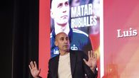 El expresidente de la Federación Española de Fútbol (RFEF), Luis Rubiales, condenado por agresión sexual por su beso forzado a la jugadora Jenni Hermoso, fue atacado con huevos este jueves durante el lanzamiento de su libro en Madrid. El expresidente de la Federación Española de Fútbol (RFEF), Luis Rubiales, condenado por agresión sexual por su beso forzado a la jugadora Jenni Hermoso, fue atacado con huevos este jueves durante el lanzamiento de su libro en Madrid.