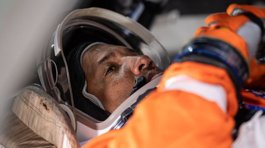 Los cuatro astronautas de Artemis II despertaron este jueves dentro de la nave espacial Orión, tras despegar el miércoles, para dedicar su primer día de misión a orbitar la Tierra antes de emprender su viaje hacia la Luna, lo que tomaría otros cuatro días. Los cuatro astronautas de Artemis II despertaron este jueves dentro de la nave espacial Orión, tras despegar el miércoles, para dedicar su primer día de misión a orbitar la Tierra antes de emprender su viaje hacia la Luna, lo que tomaría otros cuatro días.