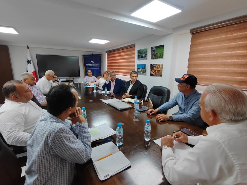 La reunión estuvo encabezada por el titular del MIDA