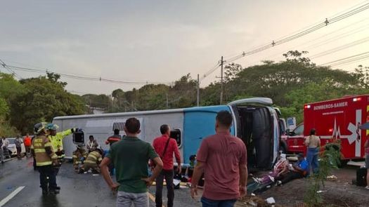El accidente vinculó a un autobús que se volcó. El accidente vinculó a un autobús que se volcó.