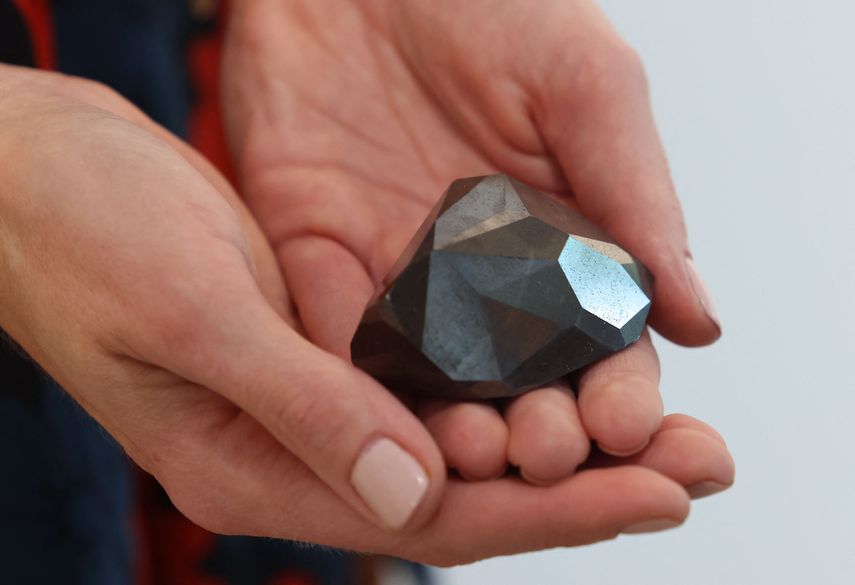 El diamante negro, bautizado "El Enigma", se vendi&oacute; el mi&eacute;rcoles en Londres por 4,3 millones de d&oacute;lares.&nbsp;