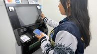 Desde sus teléfonos celulares, las estudiantes Yisell Herrera, de 17 años, y Madeline Barsallo, de 18, recibieron por primera vez el pago de sus becas de forma completamente digital, como parte de la modernización del programa Padrino Empresario del Ministerio de Desarrollo Social (MIDES). Desde sus teléfonos celulares, las estudiantes Yisell Herrera, de 17 años, y Madeline Barsallo, de 18, recibieron por primera vez el pago de sus becas de forma completamente digital, como parte de la modernización del programa Padrino Empresario del Ministerio de Desarrollo Social (MIDES).
