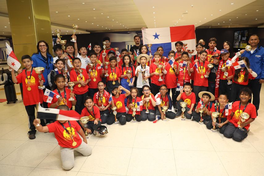 Regresa al país delegación que se coronó campeona en el Mundial de Cálculo Mental