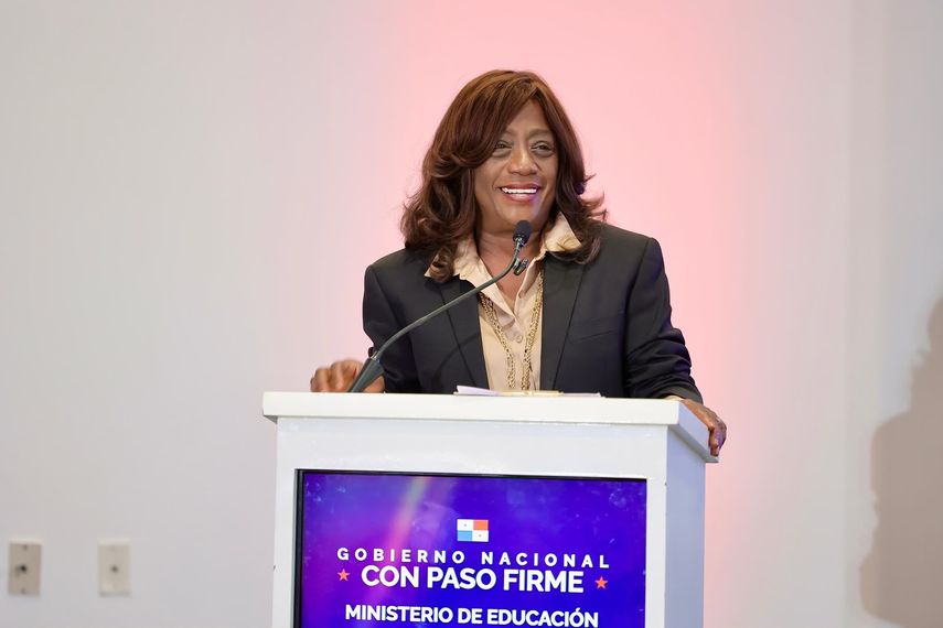 Meduca inicia entrega de computadoras a docentes con IA y que funcionan sin internet