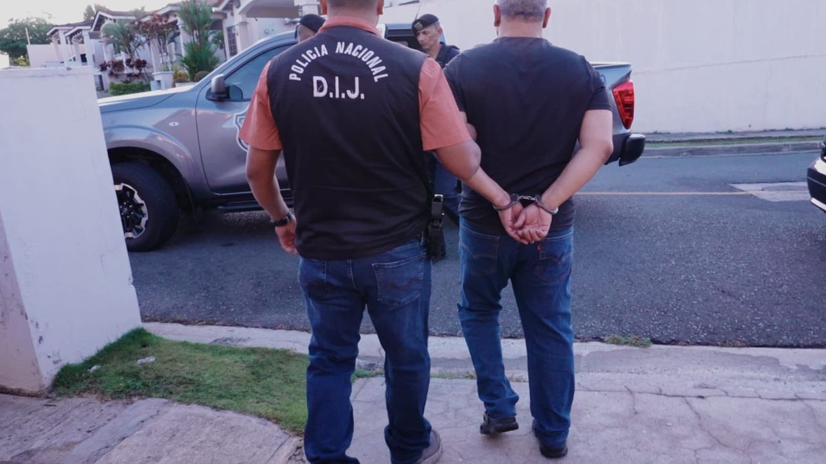 El Ministerio Público informó sobre la aprehensión del exalcalde de La Chorrera, Tomás Velásquez, como parte de una investigación por presunto peculado en perjuicio del Municipio de La Chorrera, en la provincia de Panamá Oeste. El Ministerio Público informó sobre la aprehensión del exalcalde de La Chorrera, Tomás Velásquez, como parte de una investigación por presunto peculado en perjuicio del Municipio de La Chorrera, en la provincia de Panamá Oeste.