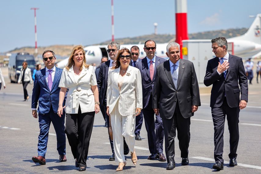 El presidente José Raúl Mulino acompañado de la primera dama