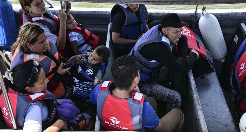Panamá traslada a más de cien migrantes por mar hacia Colombia
